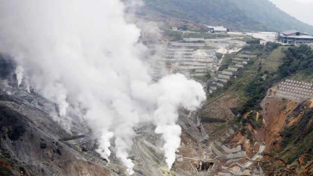 Detectada actividad sísmica, además de vapor y ceniza