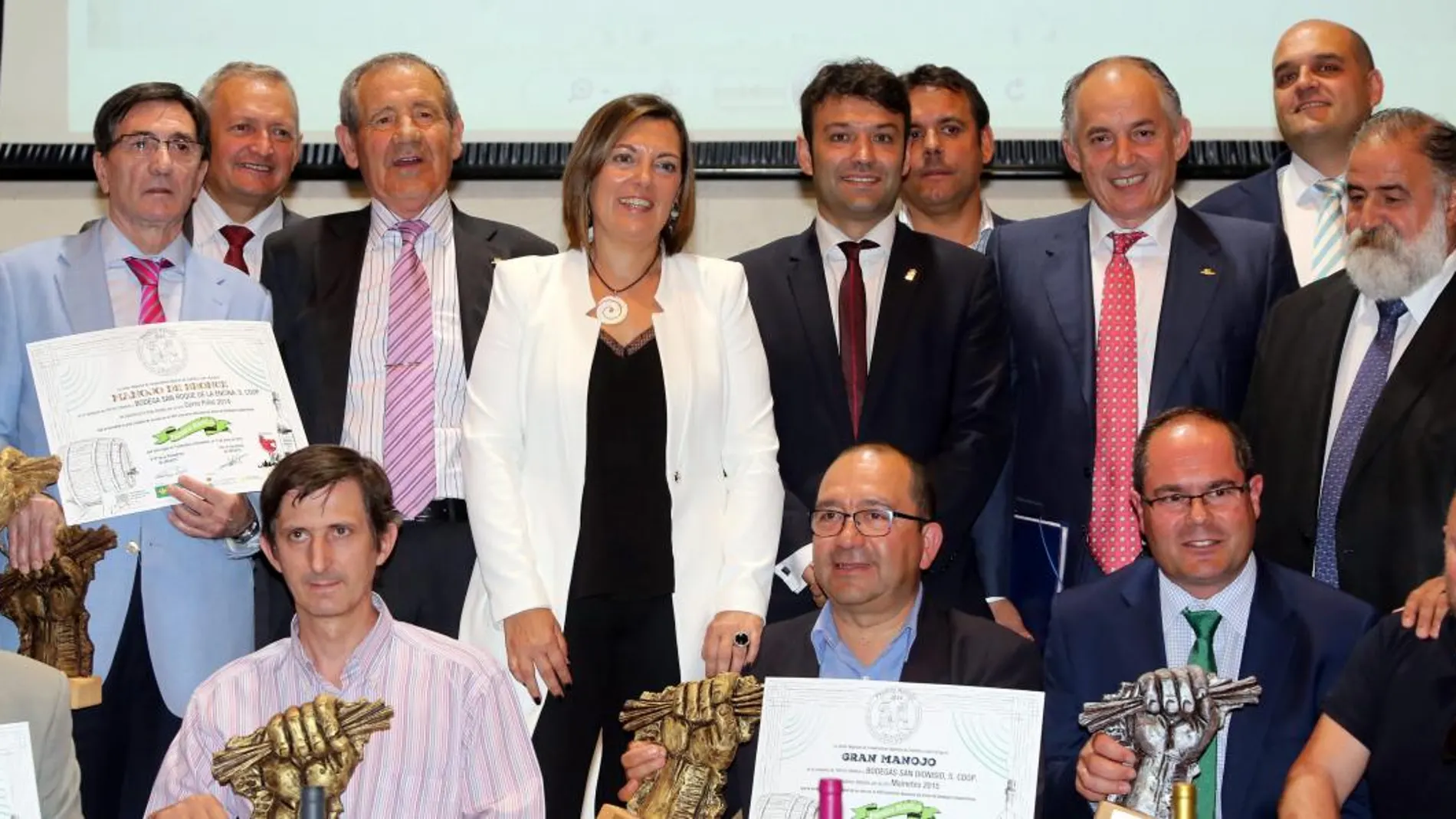 Foto de familia de Milagros Marcos, del alcalde de Tordesillas, José Antonio González Poncela y del presidente de Urcacyl, Gabriel Alonso, con los premiados