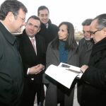 El consejero Antonio Silván, con el delegado del Gobierno, Miguel Alejo, y la secretaria de Estado, Beatriz Corredor