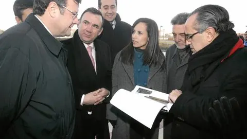 El consejero Antonio Silván, con el delegado del Gobierno, Miguel Alejo, y la secretaria de Estado, Beatriz Corredor