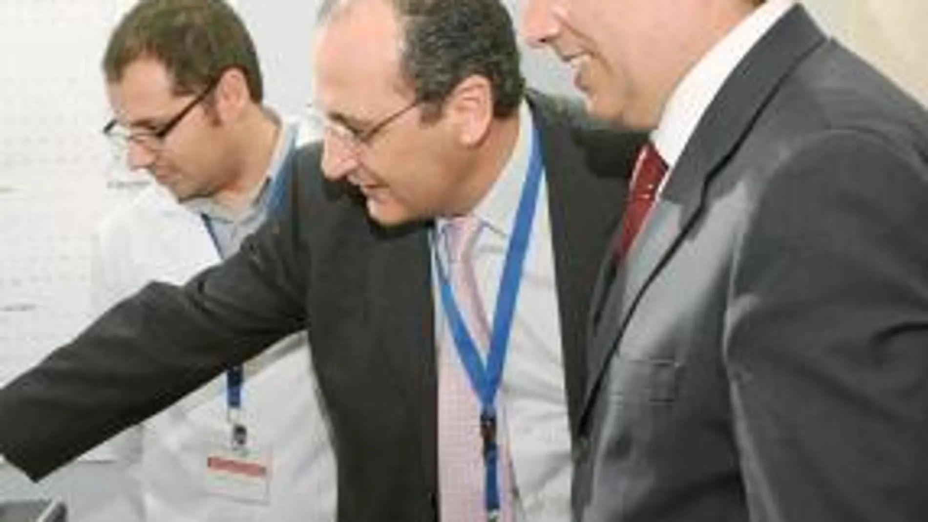 El conseller Manuel Cervera, ayer durante su visita al CSISP