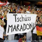 Maradona se encara con unos aficionados alemanes