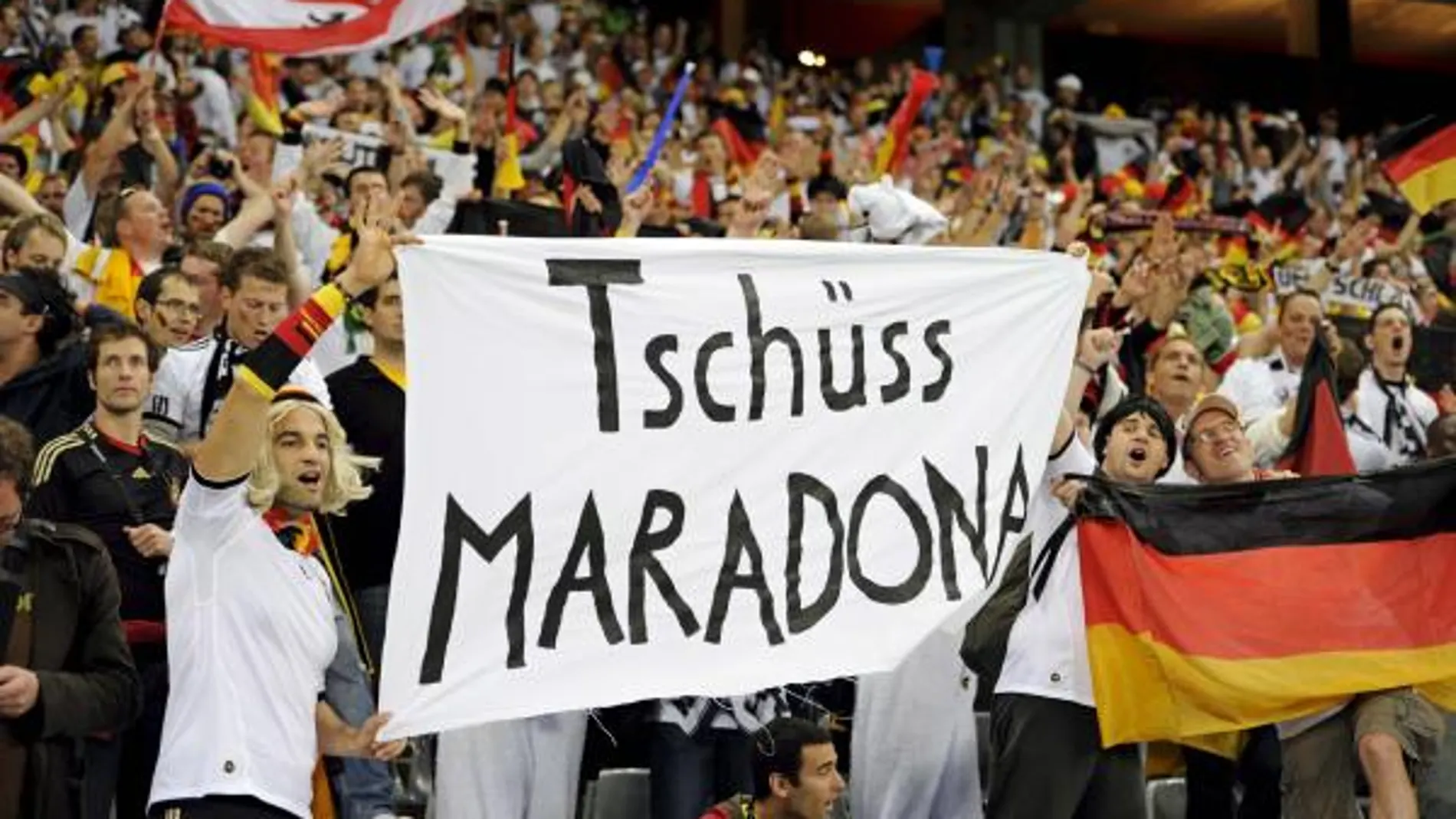 Maradona se encara con unos aficionados alemanes