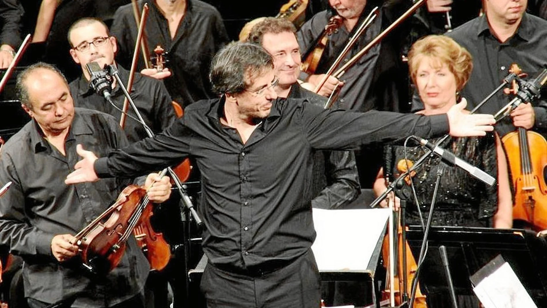 César Benito, en uno de los conciertos de música para televisión que ha celebrado en España / Antena 3