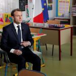 El presidente francés, Emmanuel Macron, llega a una clase de una escuela para realizar la entrevista con la cadena TF1