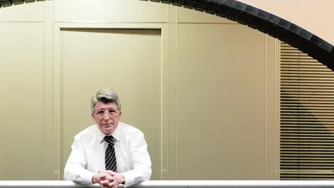 Enrique Cerezo, junto a su despacho, antes dela entrevista