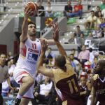 El alero de la selección española de baloncesto Fernando San Emeterio (i) entra a canasta ante el jugador venezolano