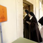 Dos religiosas acuden a la biblioteca del Instituto Antonio Machado para ejercer su derecho al voto