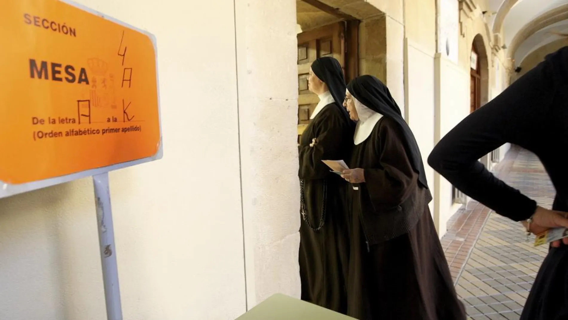 Dos religiosas acuden a la biblioteca del Instituto Antonio Machado para ejercer su derecho al voto