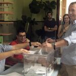 El cabeza de lista de A la Valenciana, Joan Baldoví, ejerciendo su derecho al voto
