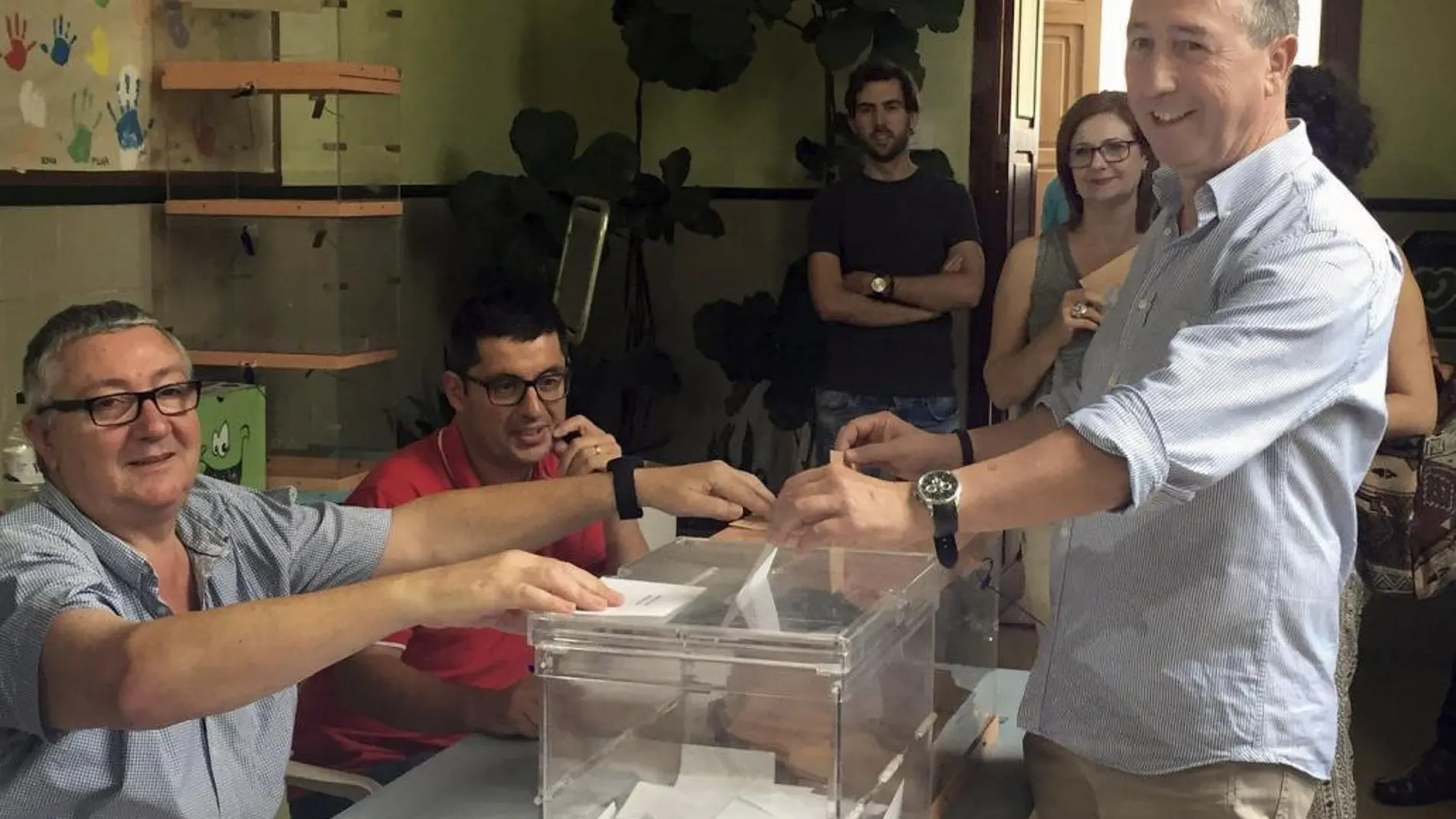 El cabeza de lista de A la Valenciana, Joan Baldoví, ejerciendo su derecho al voto