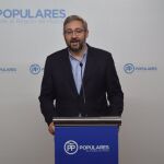 El portavoz del Grupo Parlamentario Popular, Víctor Martínez, ayer en la sede del PP