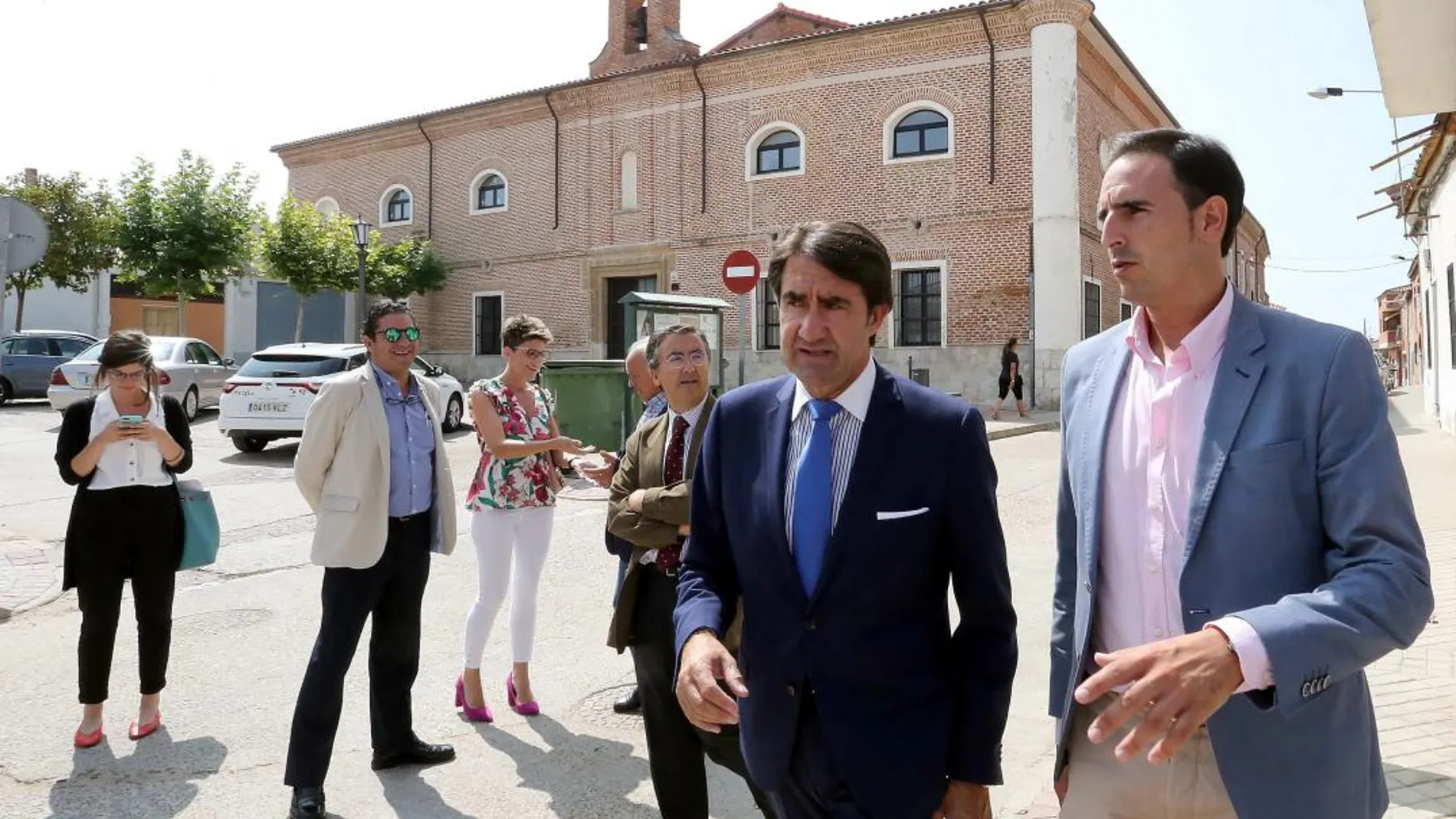Suárez-Quiñones visita las obras del antiguo hospital de Nava del Rey junto al alcalde Guzmán Gómez