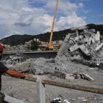 Operarios continúan con la retirada de escombros /Efe