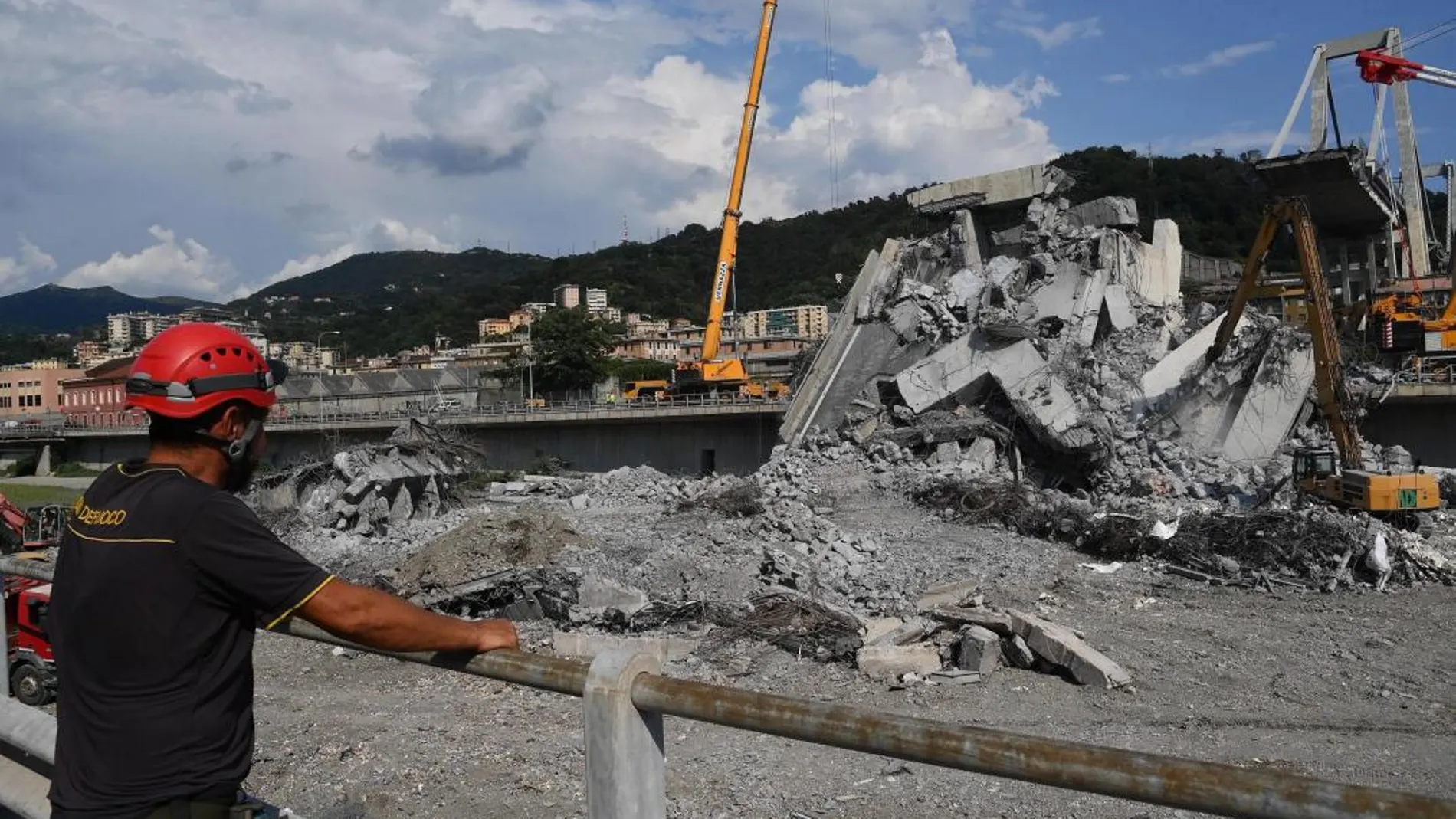 Operarios continúan con la retirada de escombros /Efe