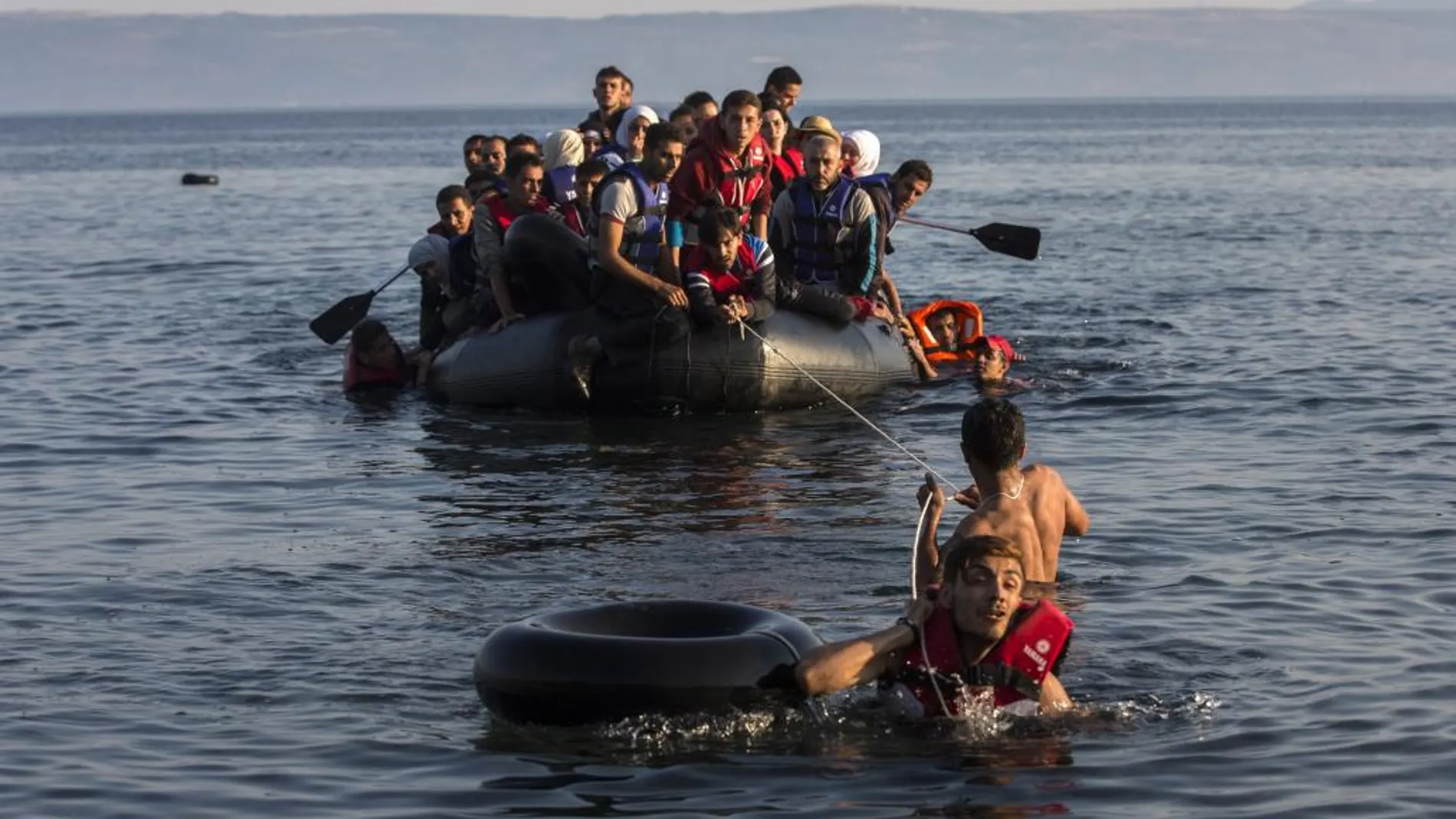 Varios inmigrantes llegan a la isla griega de Lesbos