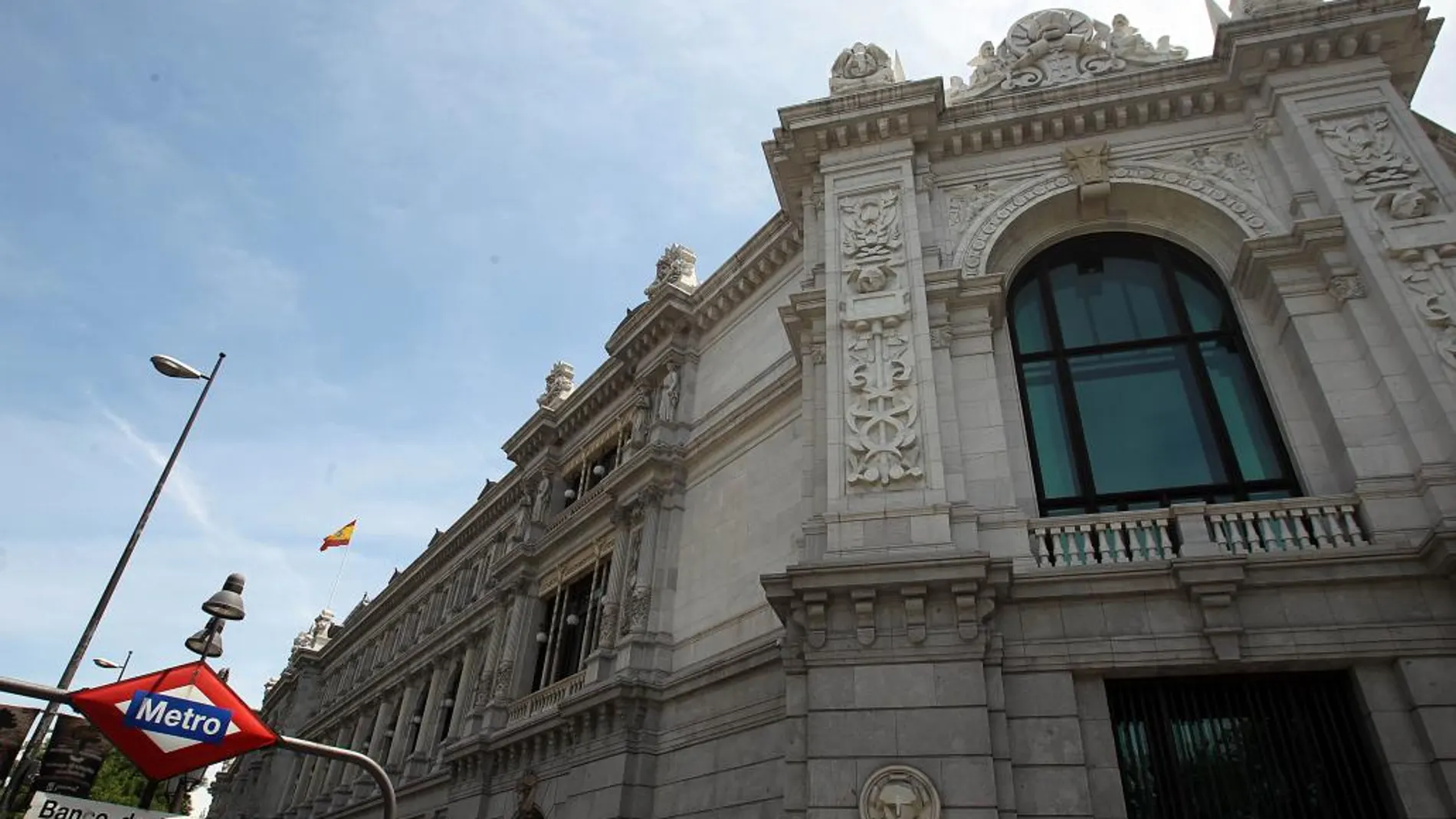 El Tesoro capta 5.450 millones de euros en Letras casi sin coste