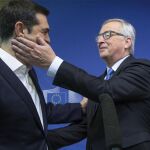Alexis Tsipras y Jean-Claude Juncker, ayer en Bruyselas.
