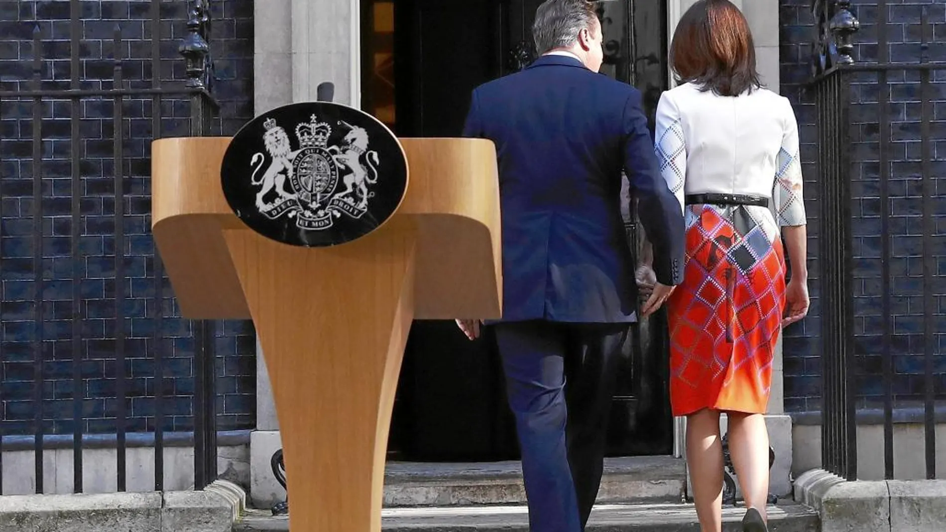 David Cameron y su esposa, Samantha, entran en el 10 de Downing Street