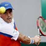 El tenista español Roberto Bautista Agut devuelve la bola al francés Paul-Henri Mathieu durante su partido de segunda ronda de Roland Garros