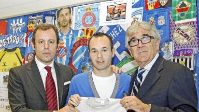 Andrés Iniesta será titular ante el Villarreal después de ofrecer al Espanyol la camiseta en recuerdo a Jarque de la final del Mundial