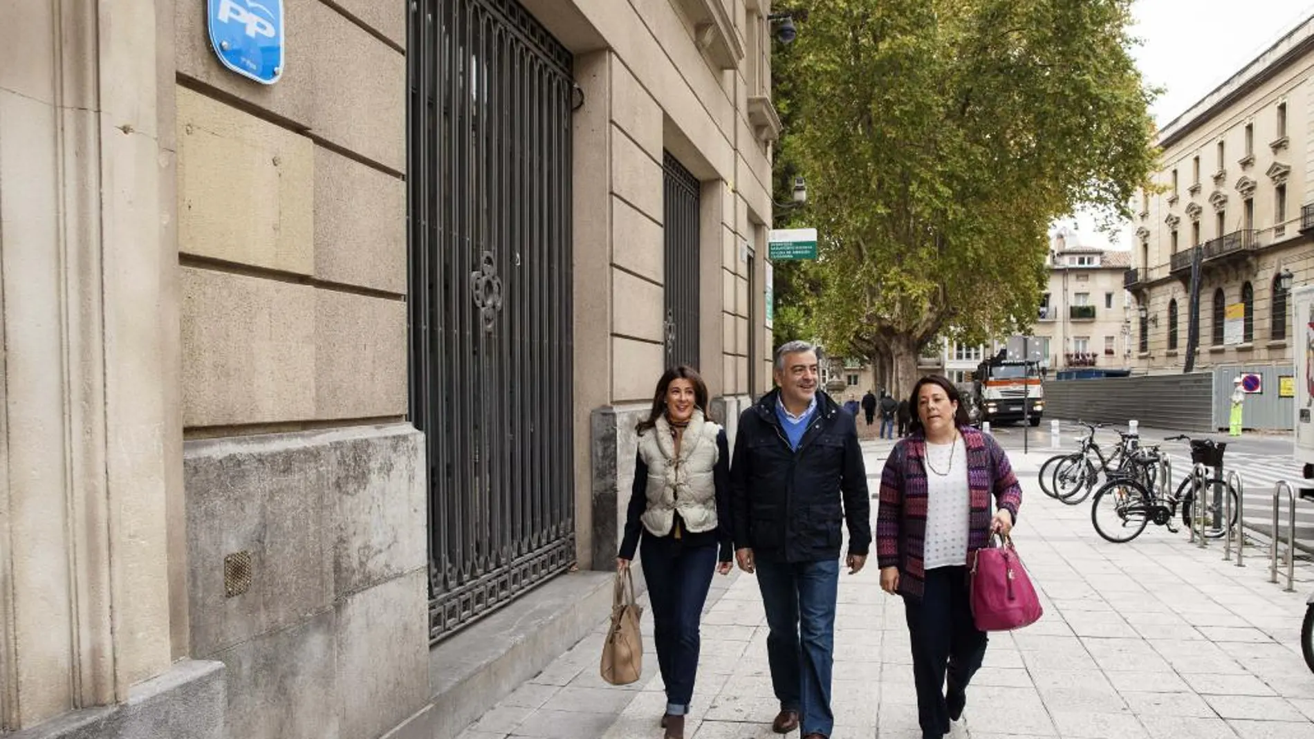 La portavoz del PP de Euskadi, Laura Garrido (i), el vicesecretario general, Javier de Andrés, y la vicesecretaria de Sanidad, Marta Alaña (d), junto a la sede del partido en Vitoria.