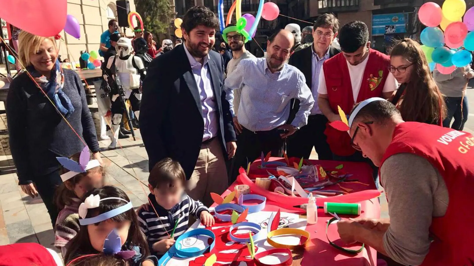 El presidente de la Región, Fernando López Miras, en la fiesta infantil organizada por la Asociación de Familiares de Niños con Cáncer y que tuvo lugar en Murcia