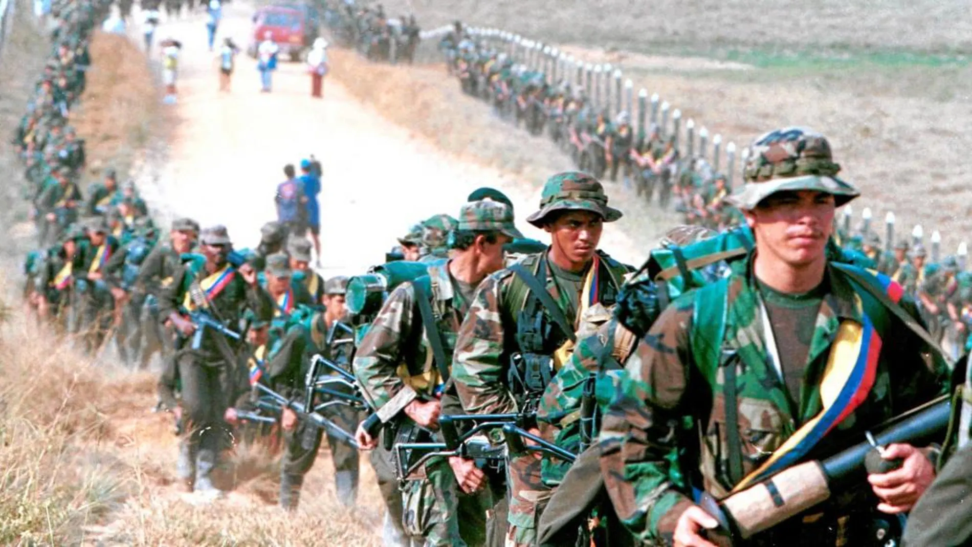 Adiós a las armas. Guerrilleros de las FARC patrullan por una carretera cercana a San Vicente de Caguan, en la provincia colombiana de Caquetá, en una imagen de enero de 1999