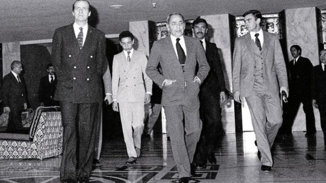 Don Juan Carlos acompaña a Hassan II de Marruecos