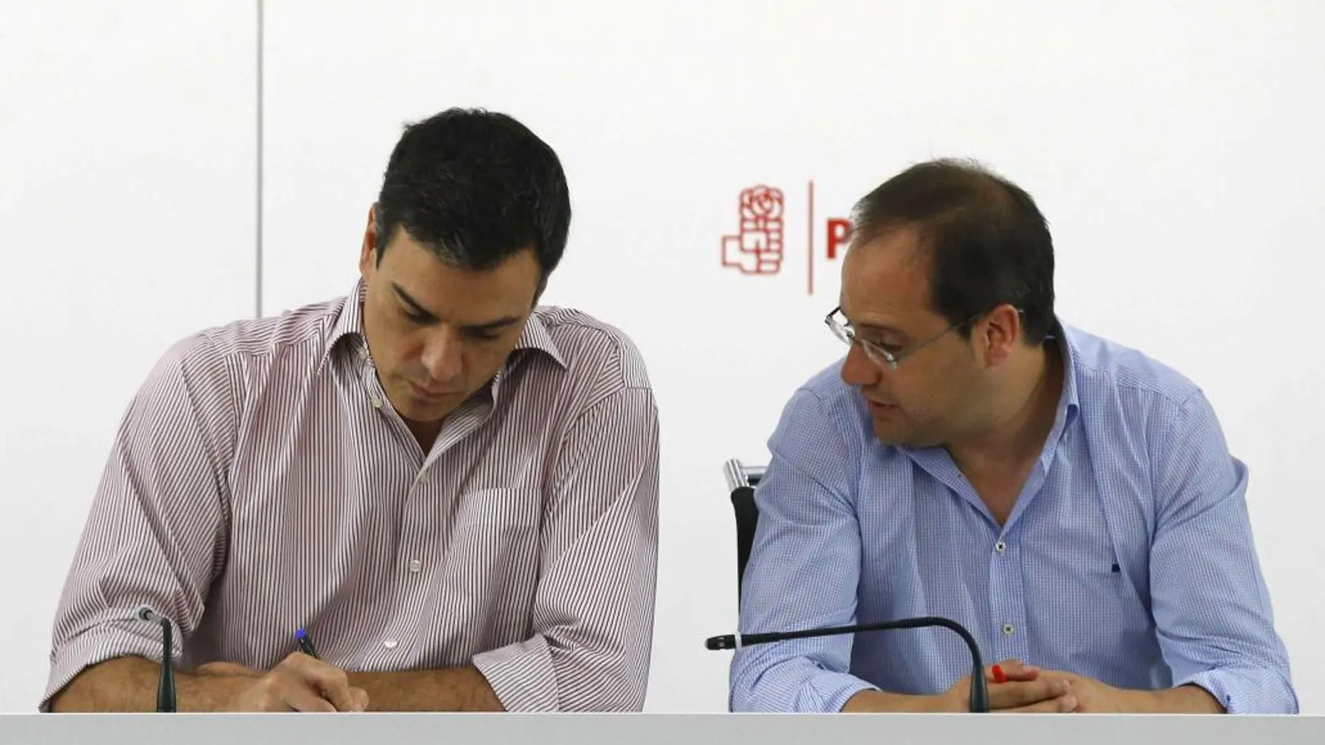 Pedro Sánchez conversa con César Luena, durante la reunión que la Comisión Ejecutiva Federal hoy en la sede de Ferraz
