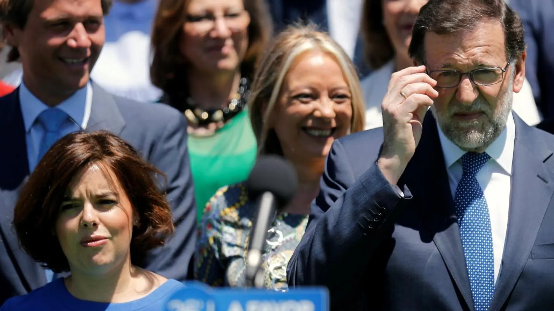 El líder del PP, Mariano Rajoy, junto a la vicepresidenta del Gobierno, Soraya Sáenz de Santamaría