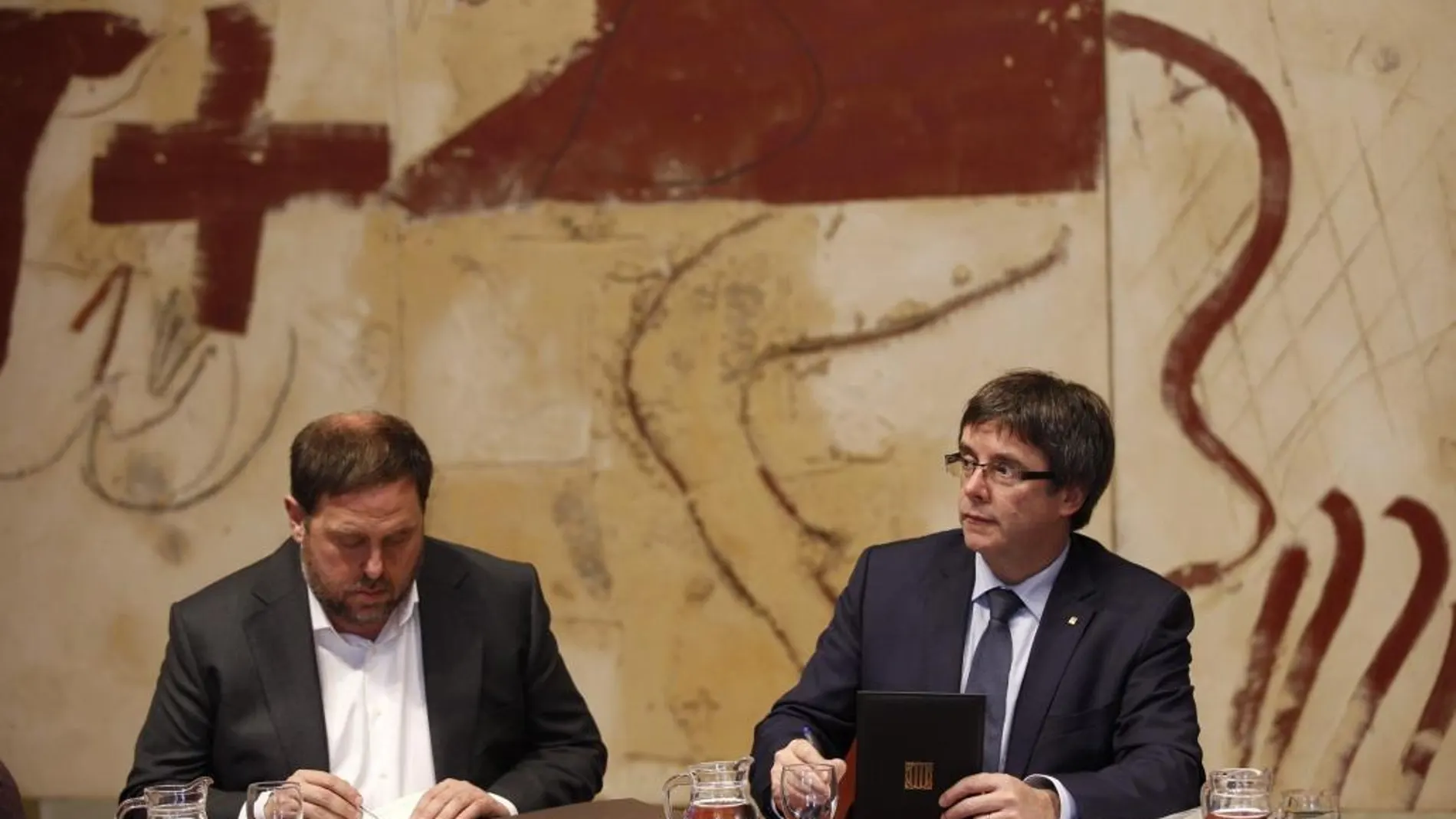 El presidente de la Generalitat, Carles Puigdemont (d), y el vicepresidente del Govern y conseller de Economía, Oriol Junqueras (i)