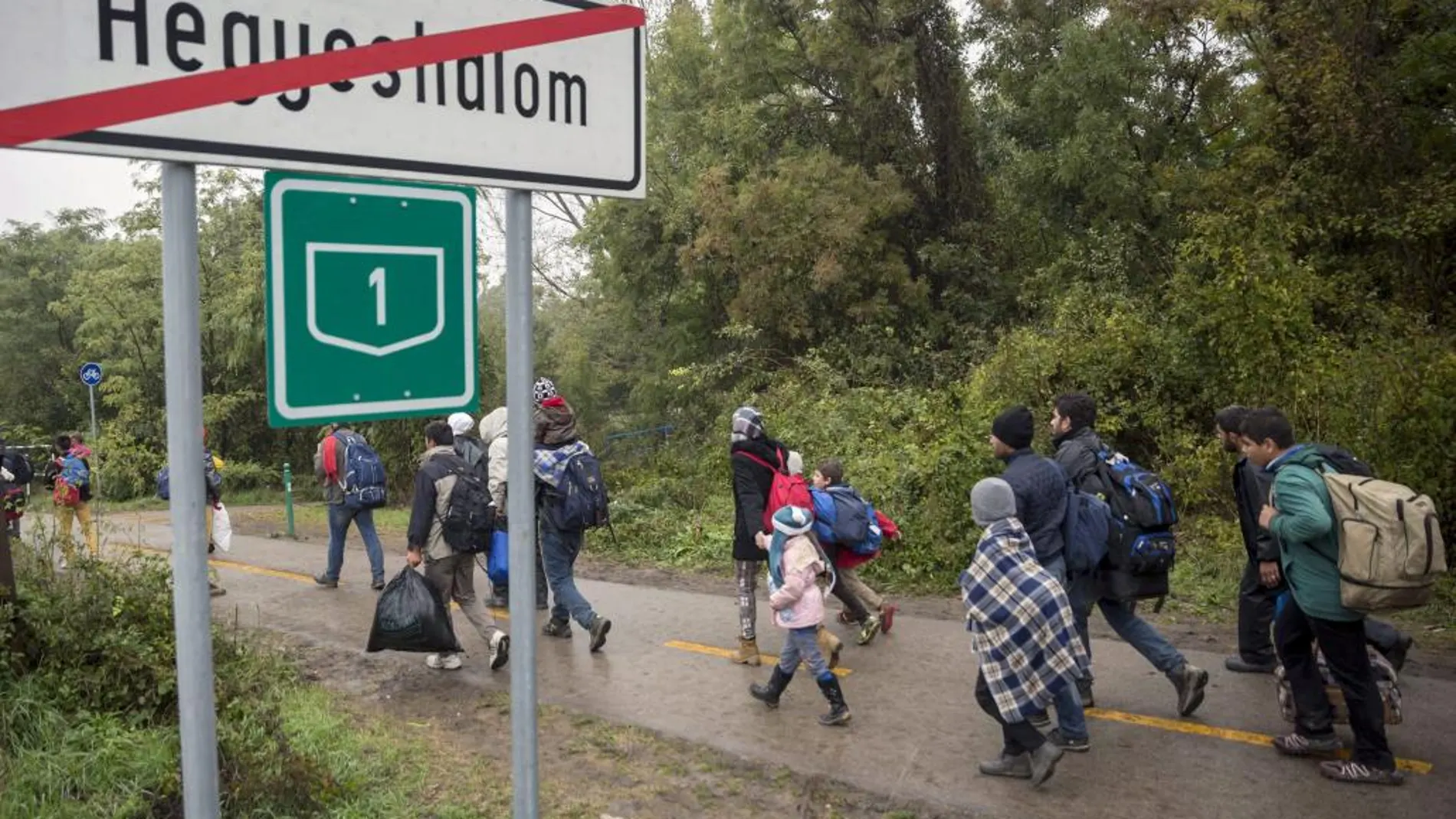 Varios refugiados caminan hacia Austria desde Hegyeshalom, Hungría