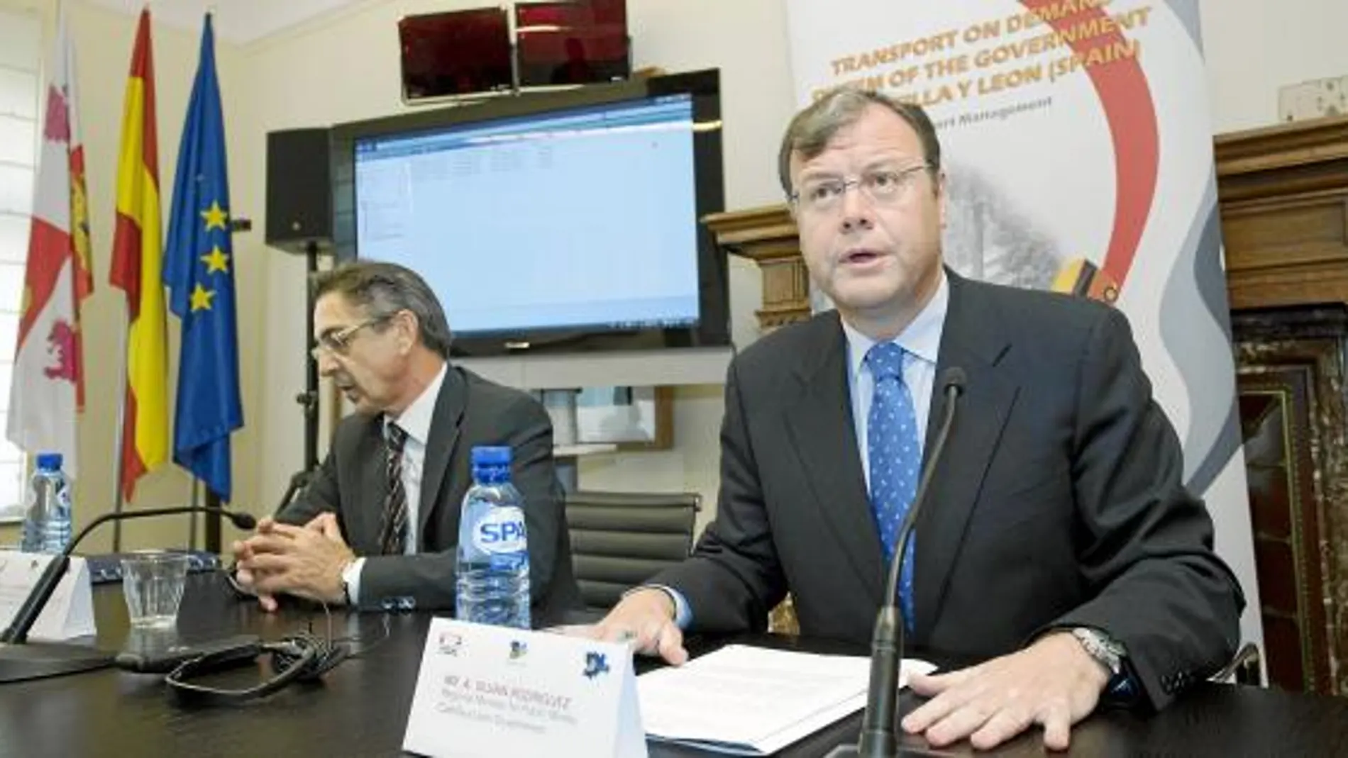 Antonio Silván presenta en Bruselas el Transporte a la Demanda, en compañía de José Antonio Cabrejas, director general de Transporte
