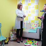 La consejera Alcia García conversa con la presidenta de Aprome, Marisa Sacristán, en su visita al Punto de Encuentro Familiar de Valladolid