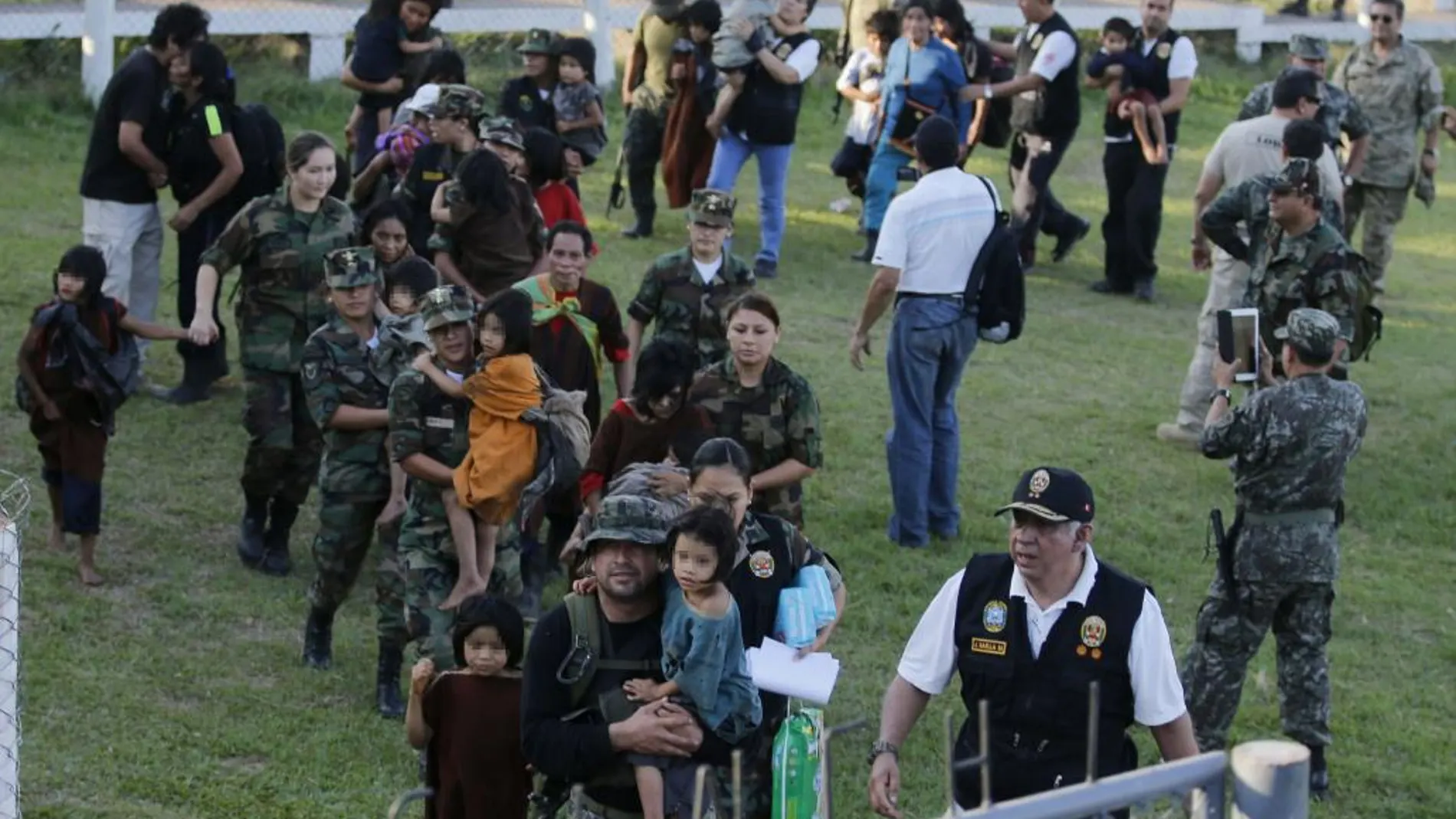 Fotografía cedida por el Ministerio de Defensa de Perú, del 27 de julio de 2015, de un grupo de personas rescatadas por el Ejército a su llegada a Junín (Perú)