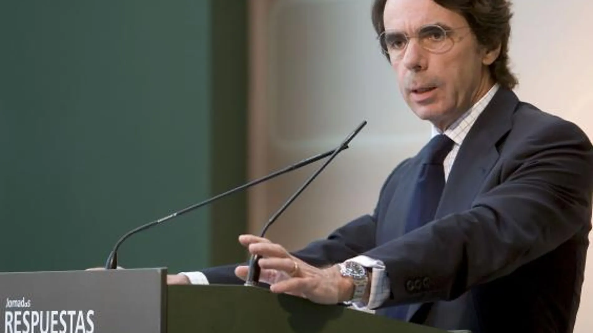Aznar: "España no puede enviar a 7.000 personas diarias al paro y negarse a una reforma laboral"