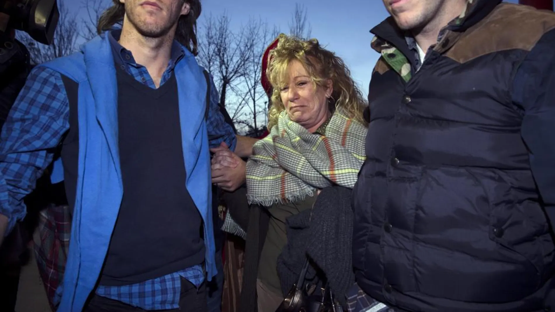 La exalcaldesa de Marbella María Soledad Yagüe acompañada por familiares a su entrada a la cárcel de Alhaurín de la Torre.