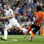 El delantero del Real Madrid, Gareth Bale disputa el balón al centrocampista del Shakhtar Donetsk Fred
