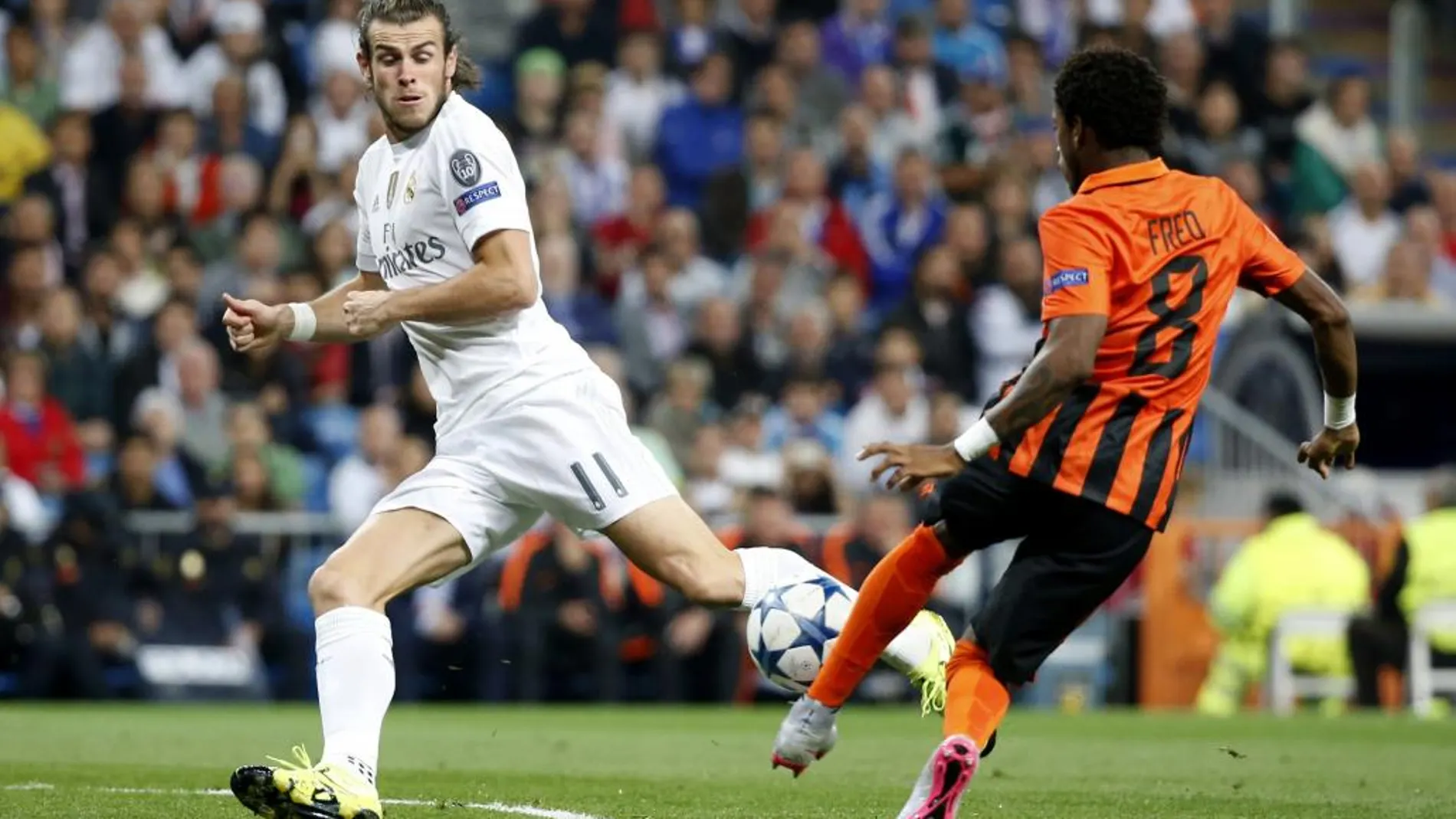 El delantero del Real Madrid, Gareth Bale disputa el balón al centrocampista del Shakhtar Donetsk Fred