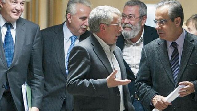 Toxo y Corbacho, en primer plano, y detrás los dirigentes empresariales y el de UGT