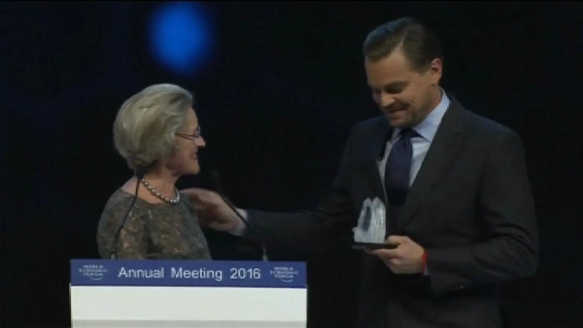 Leonardo DiCaprio recogiendo el premio por su implicación en la protección del medio ambiente.