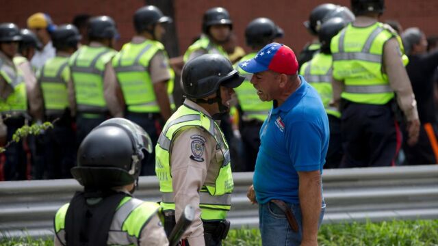 Miembros de la Policía Nacional Bolivariana (PNB) frente a una manifestación en Caracas.