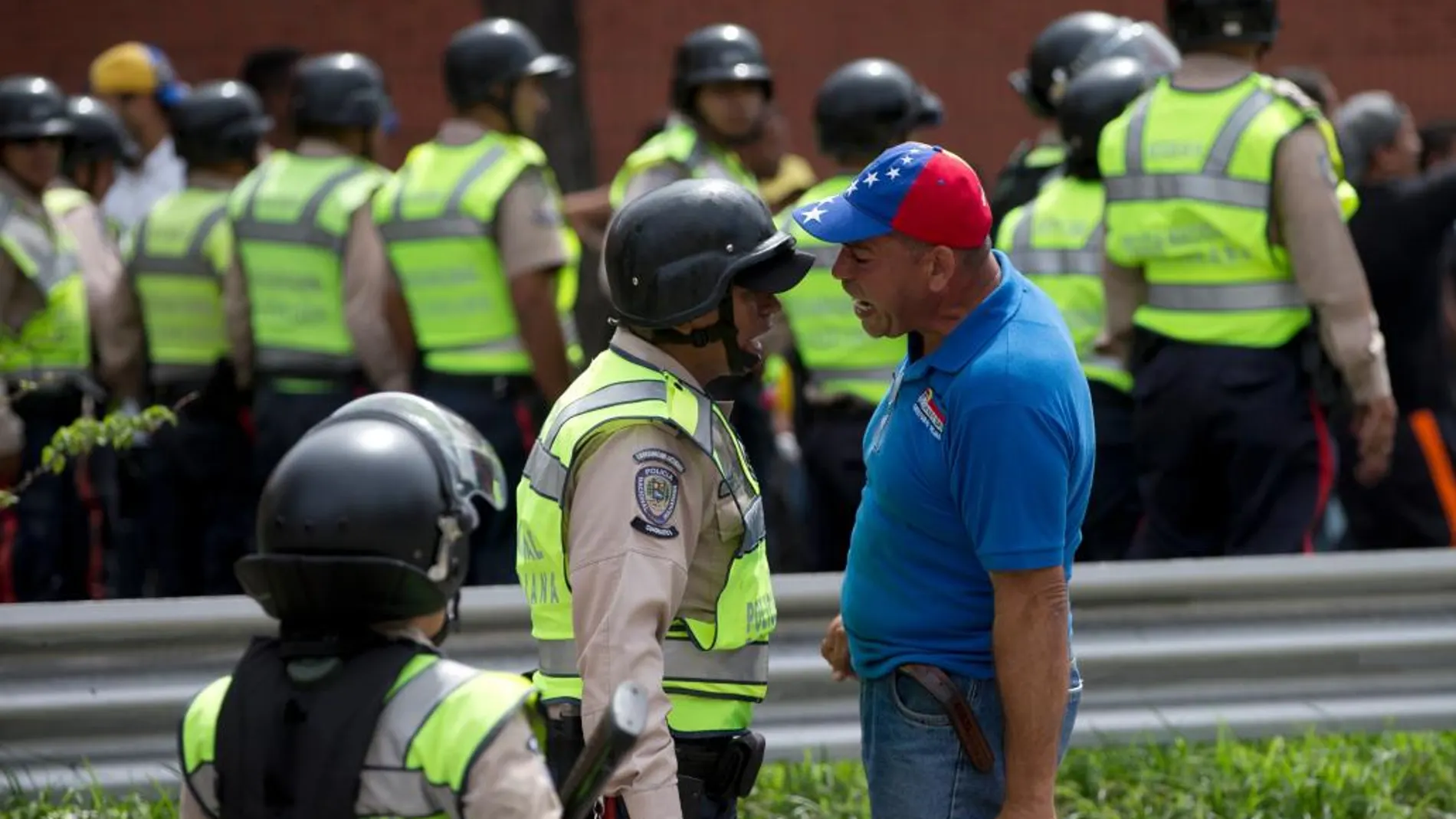 Miembros de la Policía Nacional Bolivariana (PNB) frente a una manifestación en Caracas.