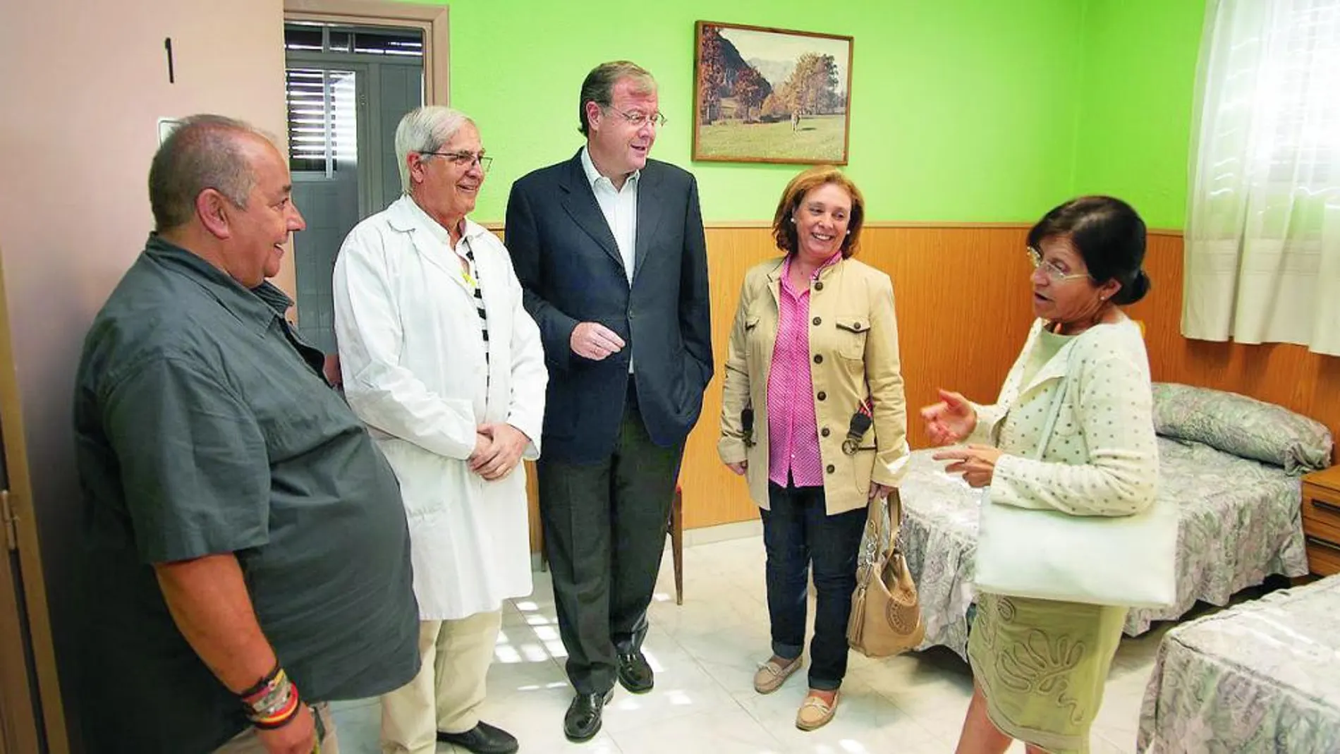 El alcalde de León, Antonio Silván, visita el Hogar del Transeúnte.