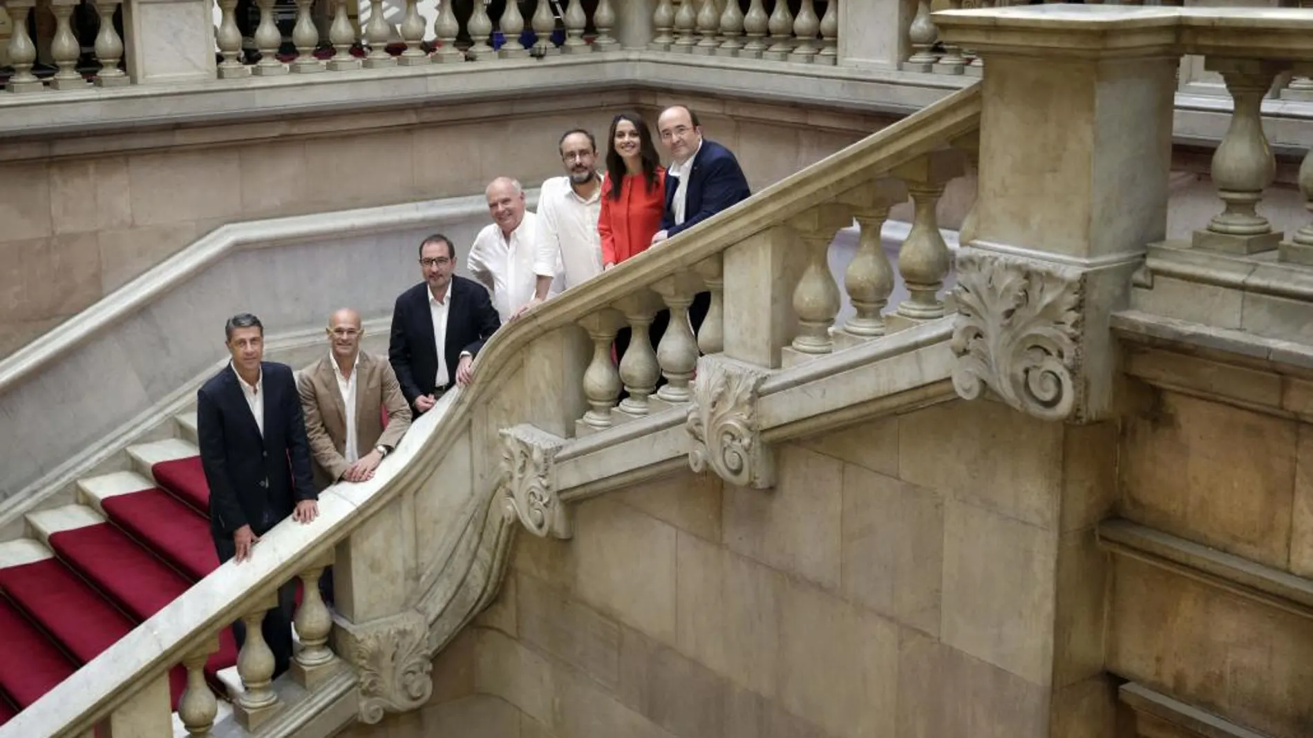 Los candidatos en las elecciones catalanas posan en la jornada de reflexión en la escalinata de entrada del Parlament de Cataluña