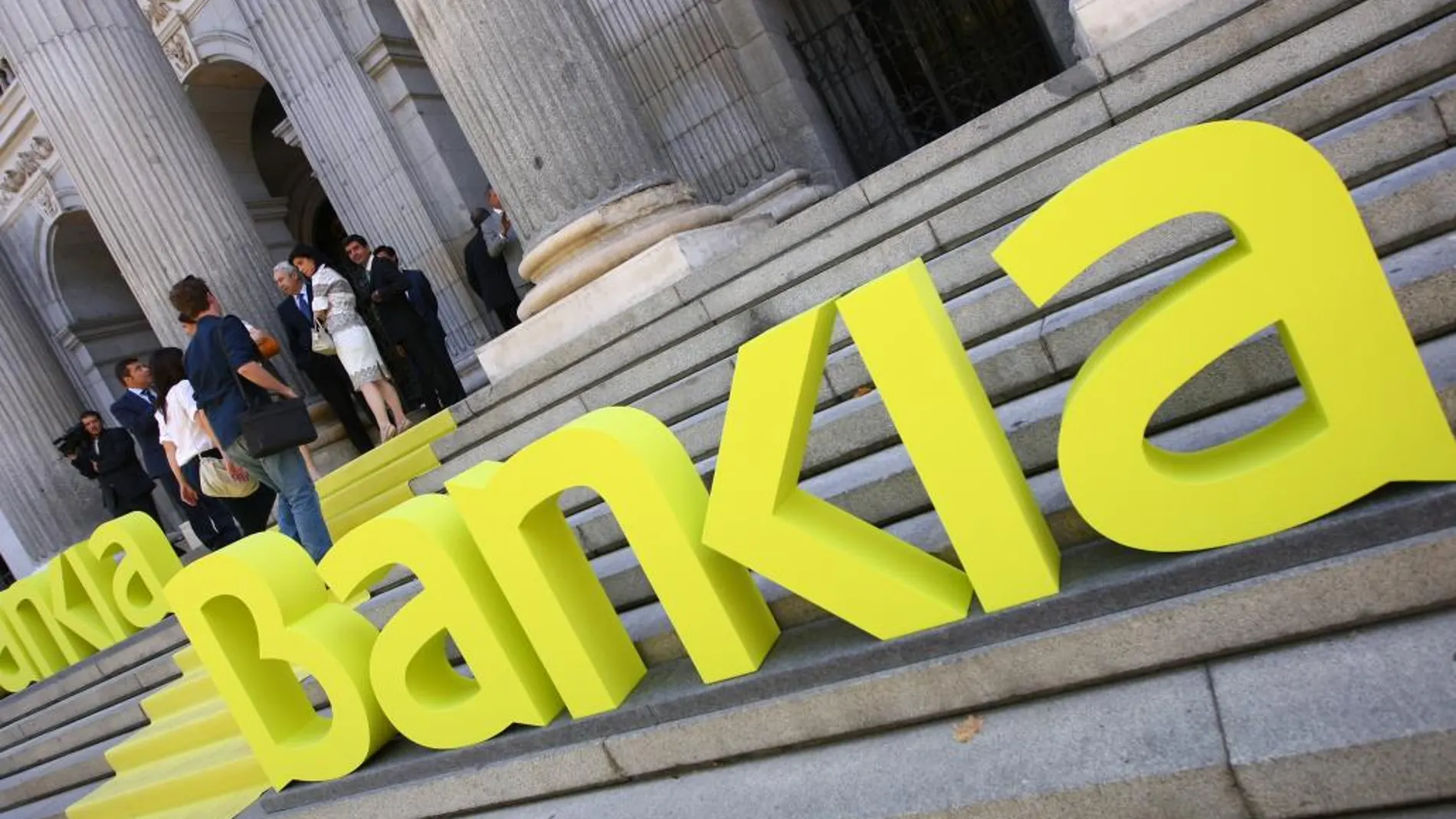 El logo de Bankia en las escaleras de acceso a la Bolsa de Madrid, el 20 de julio de 2011, día en que la entidad se estrenó.