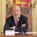 El alcalde Javier León de la Riva y la concejala Mercedes Cantalapiedra suscriben el convenio con el director territorial de La Caixa, José Manuel Bilbao