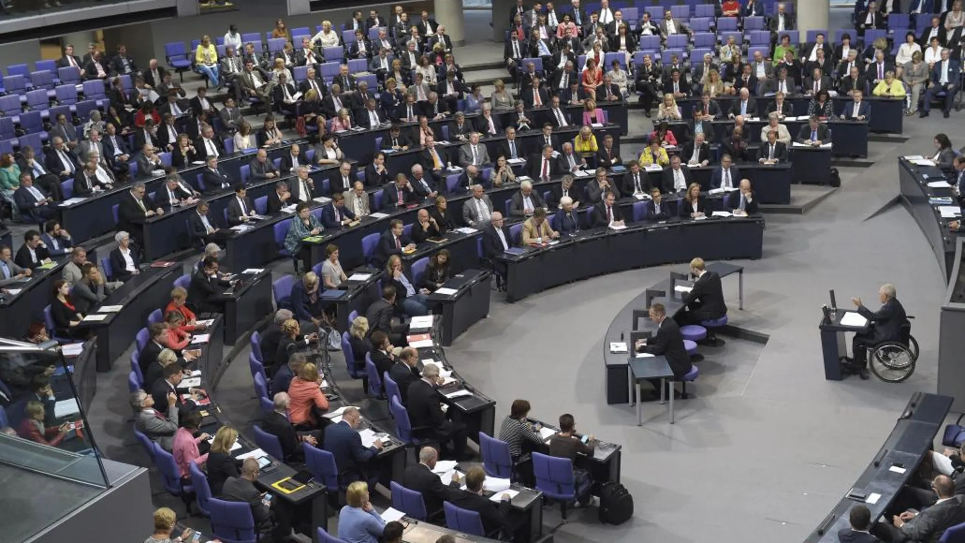 El ministro alemán de Finanzas, Wolfgang Schäuble pronuncia un discurso durante el debate y votación del tercer rescate a Grecia