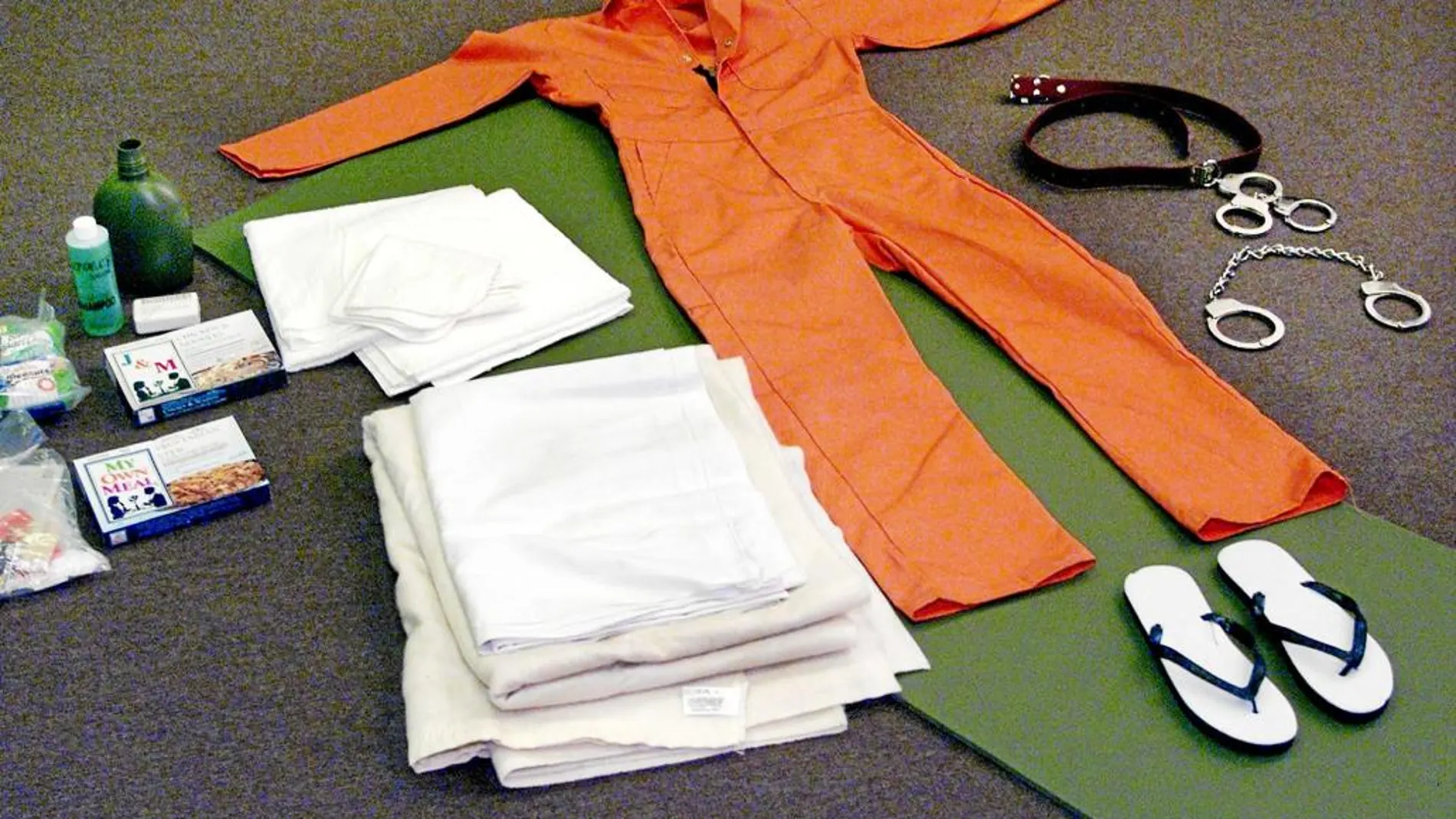 El kit que recibe cada preso que ingresa en la prisión de Guantánamo